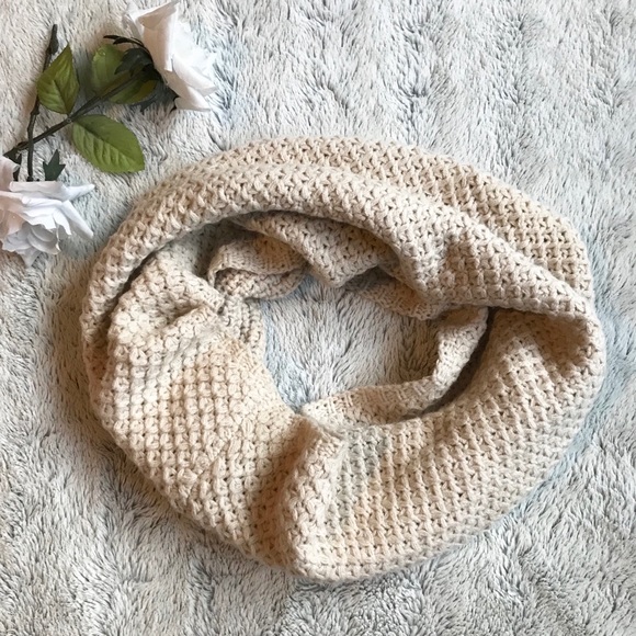 Accessories - Neck warmer scarf.